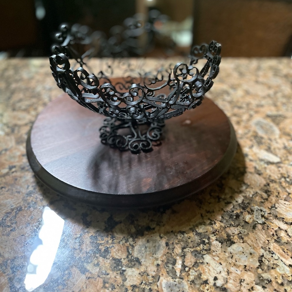 Intricate & Unique French Country Black Wrought Iron Fruit /Display Bowl 8 x 10 - Picture 2 of 4